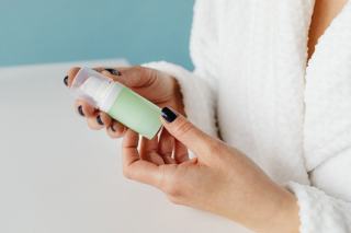 Peau déshydratée : faut-il un sérum, une crème ou les deux ?