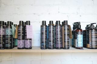 Shampoing sans sulfate : pour quels cheveux, et comment l'adopter